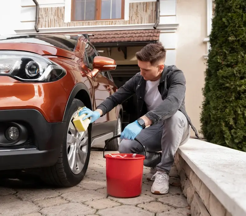 Lavage auto à domicile Saint-Germain-de-Lusignan : professionnel intervenant sur un véhicule